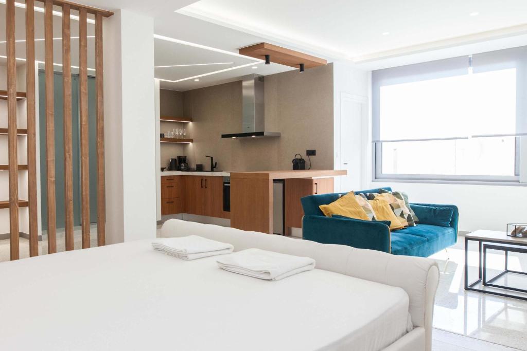 Postel nebo postele na pokoji v ubytování Stylish Modern Suite next to Piraeus Port