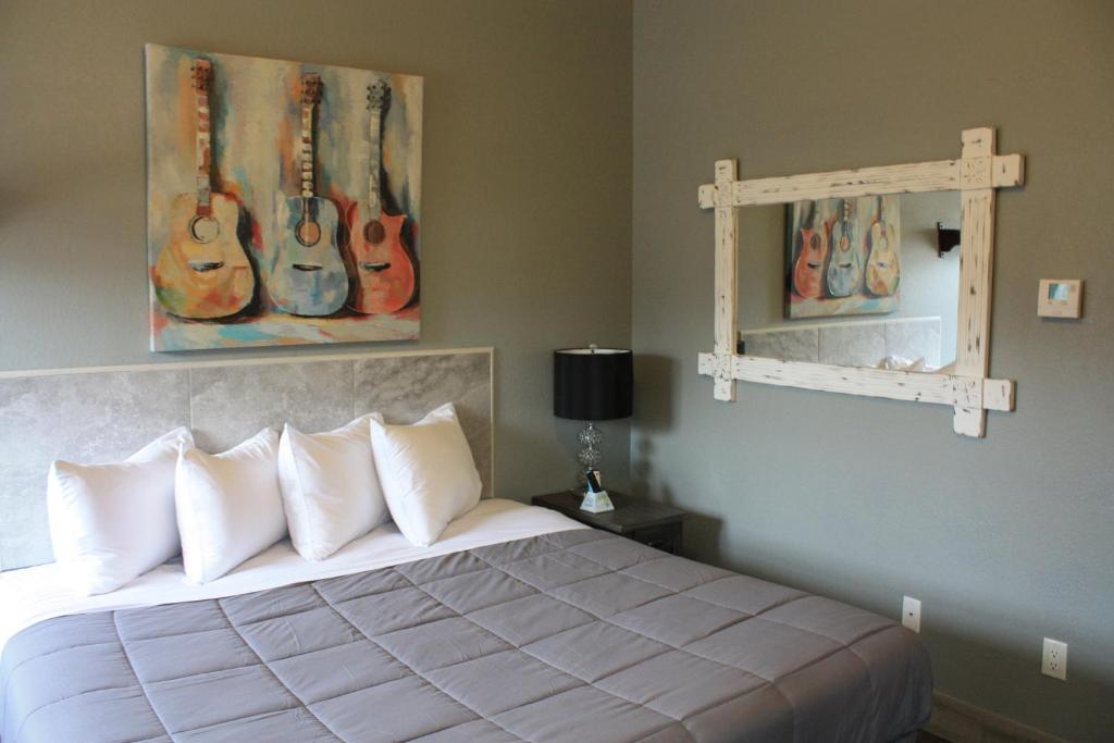 Postel nebo postele na pokoji v ubytování Price Pointe Inn