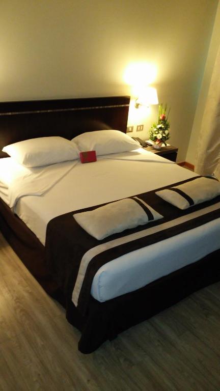 Una cama o camas en una habitación de Hotel Diego de Almagro Chillan