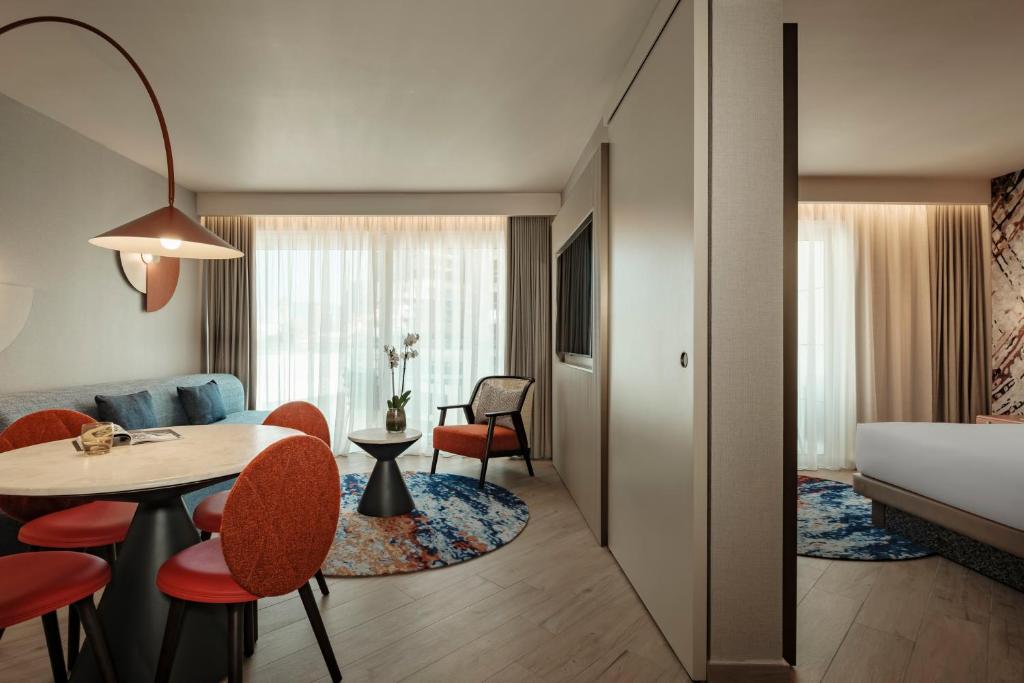 Postel nebo postele na pokoji v ubytování Hyatt Centric Malta