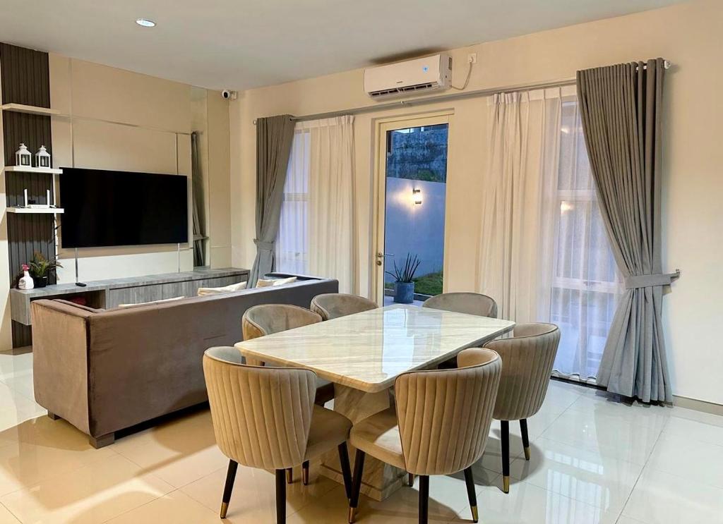 A kitchen or kitchenette at Stylish home with amazing pool views