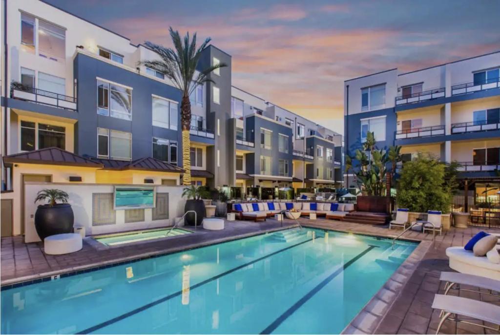 an image of a swimming pool at a apartment complex at Beautiful Getaway Near Venice in Los Angeles