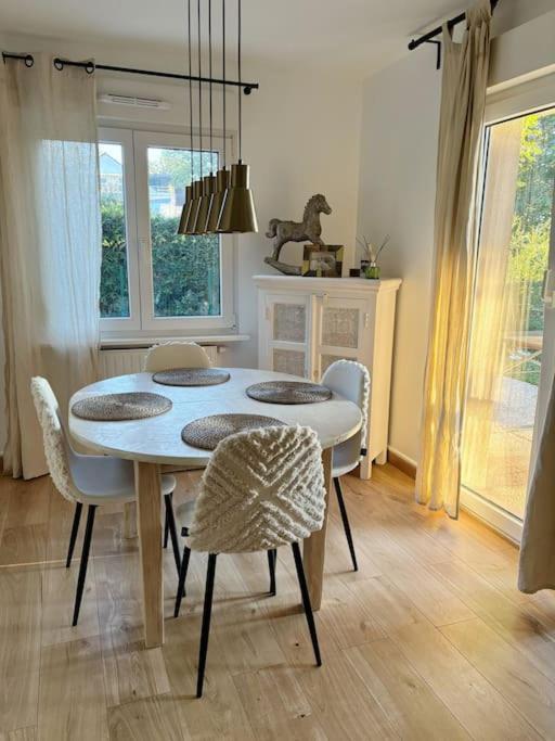 une salle à manger avec une table et des chaises dans une pièce dans l'établissement La petite Luss, à Colmar