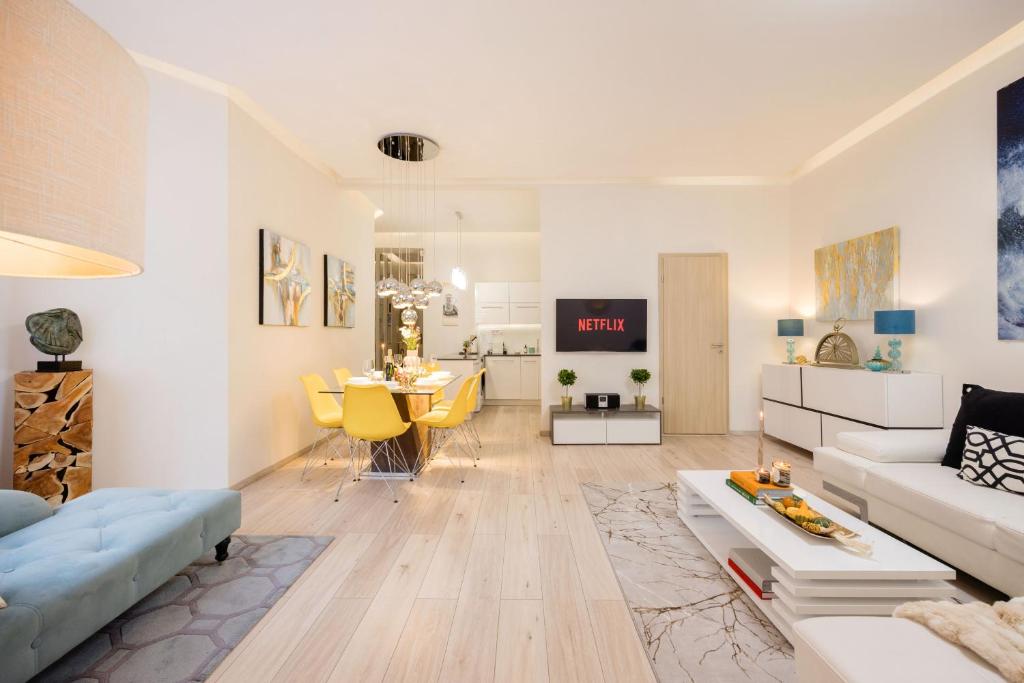 Designer Luxury Home Next To Dohany Synagogue with Balcony 1075 Budapest, 5 Károly körút kép - 1