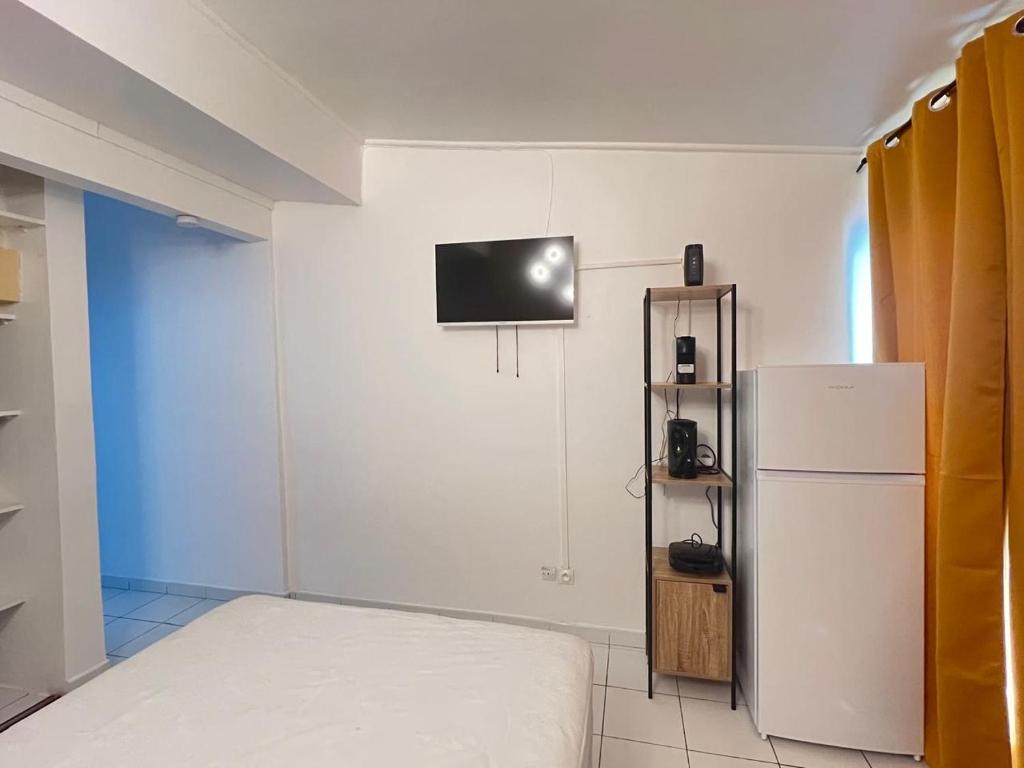TV a/nebo společenská místnost v ubytování Les Trois Ilets Studio Face à la Mer avec Balcon