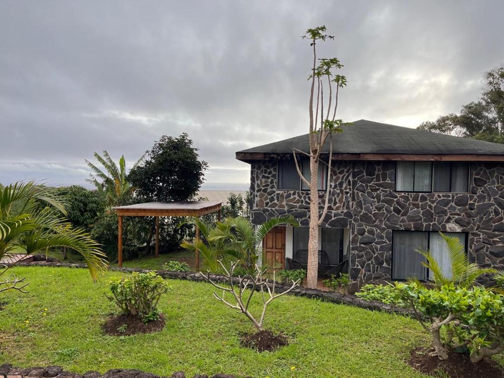 Taman di luar Hare Maea