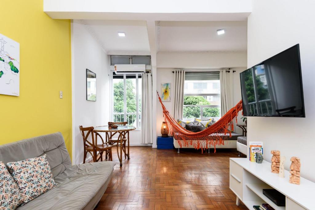 Hotel Apartamento a 300m da Praia de Ipanema | VP318/404, a living room with a couch and a hammock at Apartamento a 300m da Praia de Ipanema | VP318/404 in Rio de Janeiro