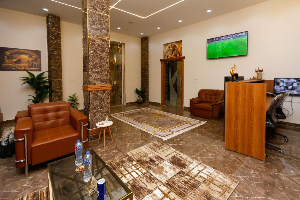 TV a/nebo společenská místnost v ubytování Paradise Pyramids View Inn