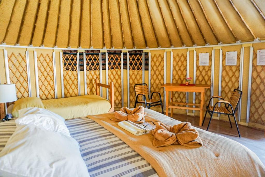 um quarto com 2 camas e toalhas em Altos de Quitor, Glamping em San Pedro de Atacama
