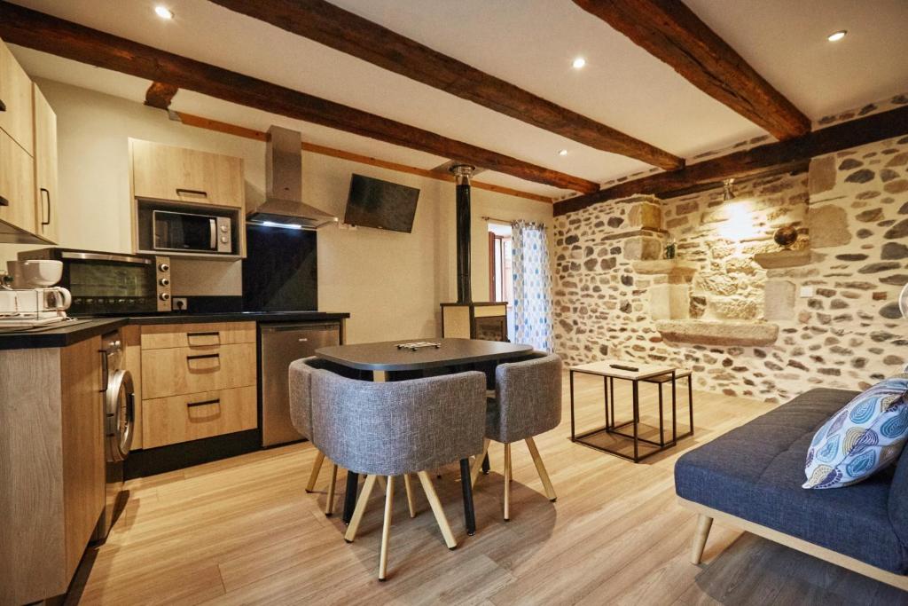 Nhà bếp/bếp nhỏ tại Jolie maison deux chambres et canapé-lit #au cœur du village#