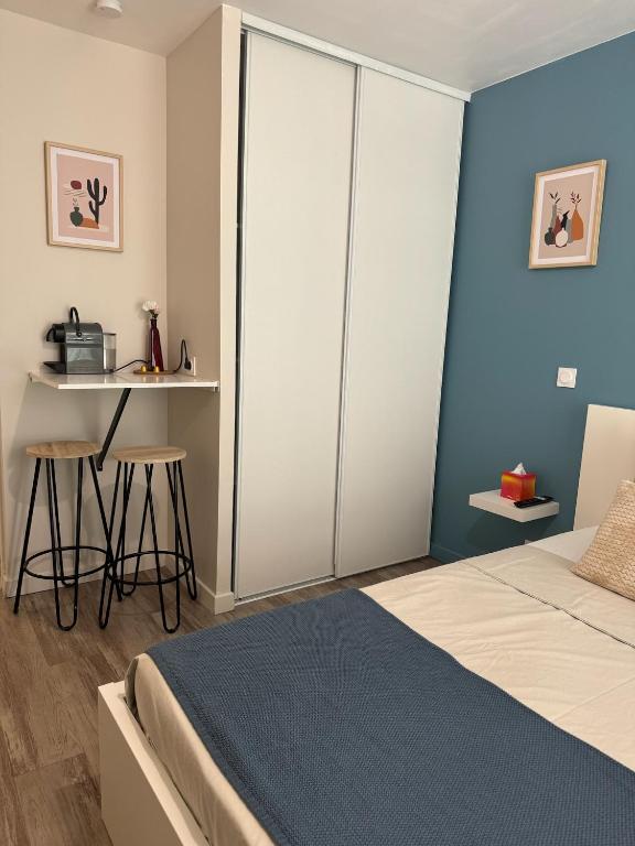une chambre avec un lit, une table et un bureau dans l'établissement 014 Studio Provençal - Proche d'Aix en Provence, à Éguilles