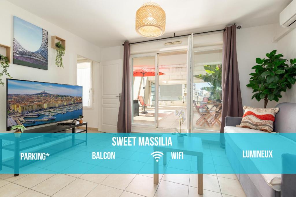un salon avec vue sur une ville dans l'établissement Sweet Massilia - Wifi - Host Provence, à Marseille