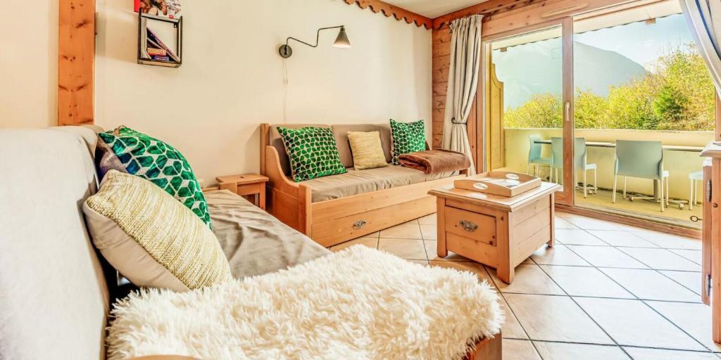 un salon avec un canapé et une table dans l'établissement Résidence Les Alpages - 3 Pièces pour 8 Personnes MAE-4284, à Champagny-en-Vanoise