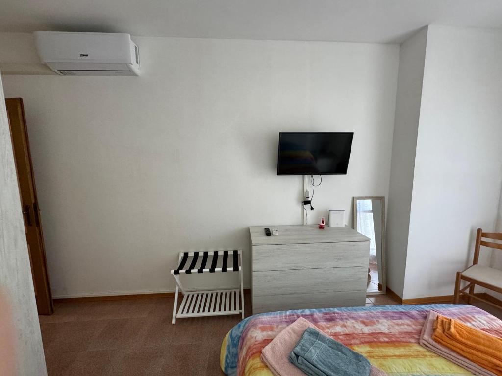 A television and/or entertainment centre at ALGHERO SUN & SEA - Spiaggia a 50 metri