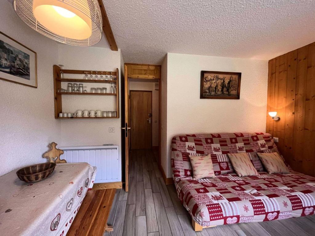 une chambre avec un lit et un parquet dans l'établissement Résidence Gebroulaz - GEBROULAZ 02 MAE-4581, à Les Allues