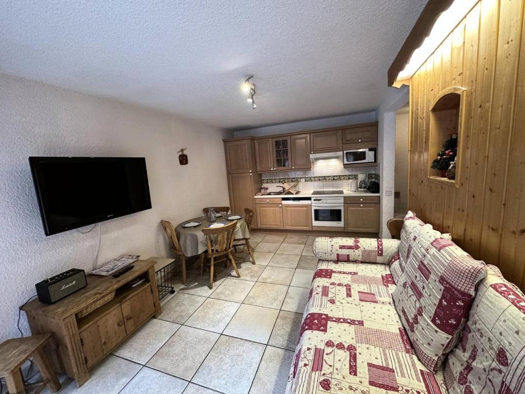 un salon avec un canapé et une télévision à écran plat dans l'établissement Résidence Petaru - Appartement spacieux, dans le centre de la station MAE-5114, à Les Allues