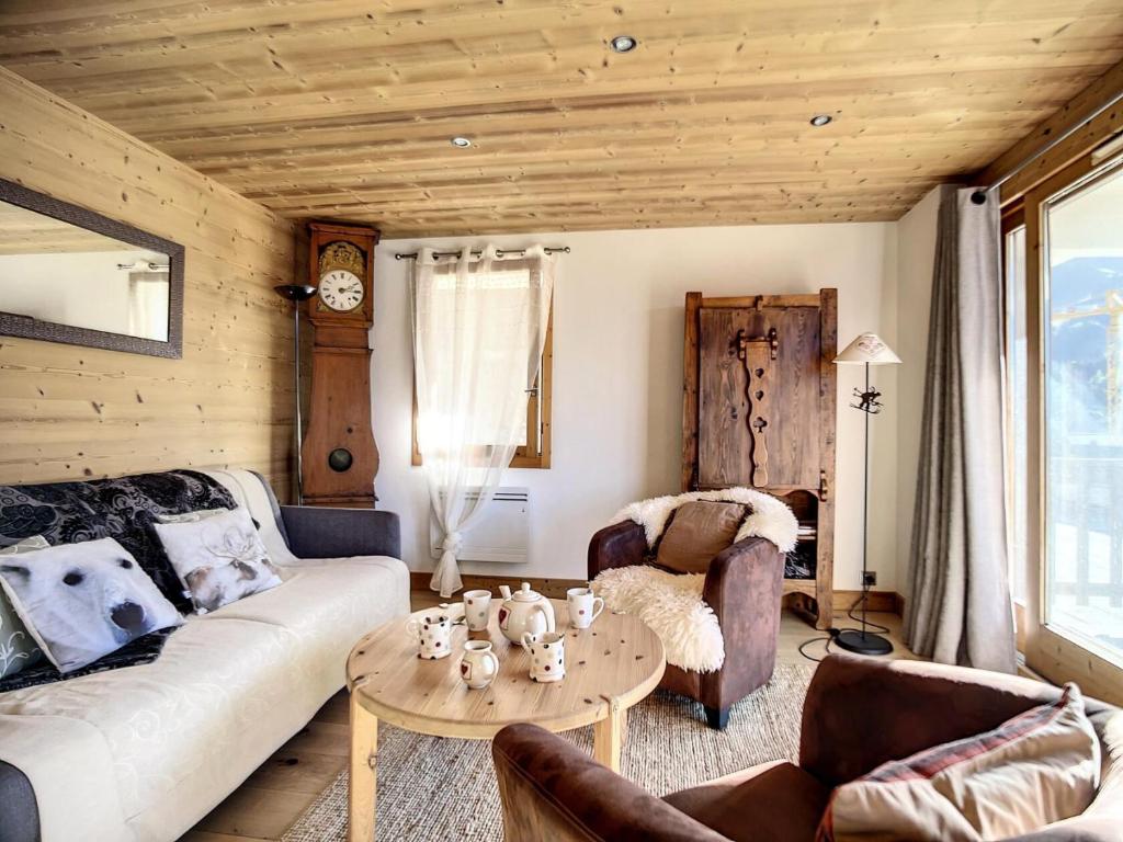 un salon avec un canapé et une table dans l'établissement Résidence Genevrier - Charmant apt, proche du centre et pistes MAE-7624, à Les Allues