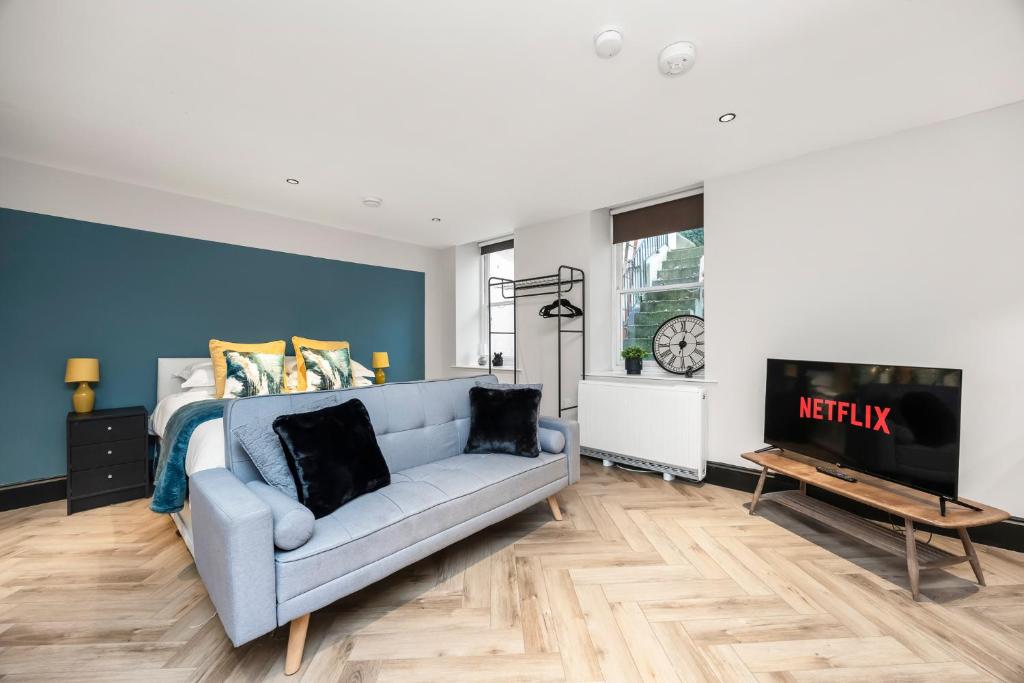 a living room with a couch and a tv at Central Luxe - Brighton Central - 2 Beds in Brighton & Hove