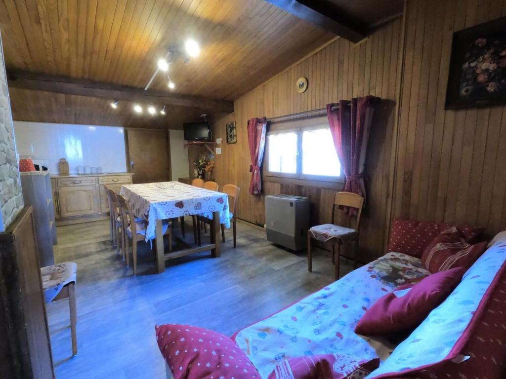un salon avec une table et une salle à manger dans l'établissement Chalet Le Tam Tam - 3 pièces 6 personnes 2 expo sud MAE-6651, à Valloire