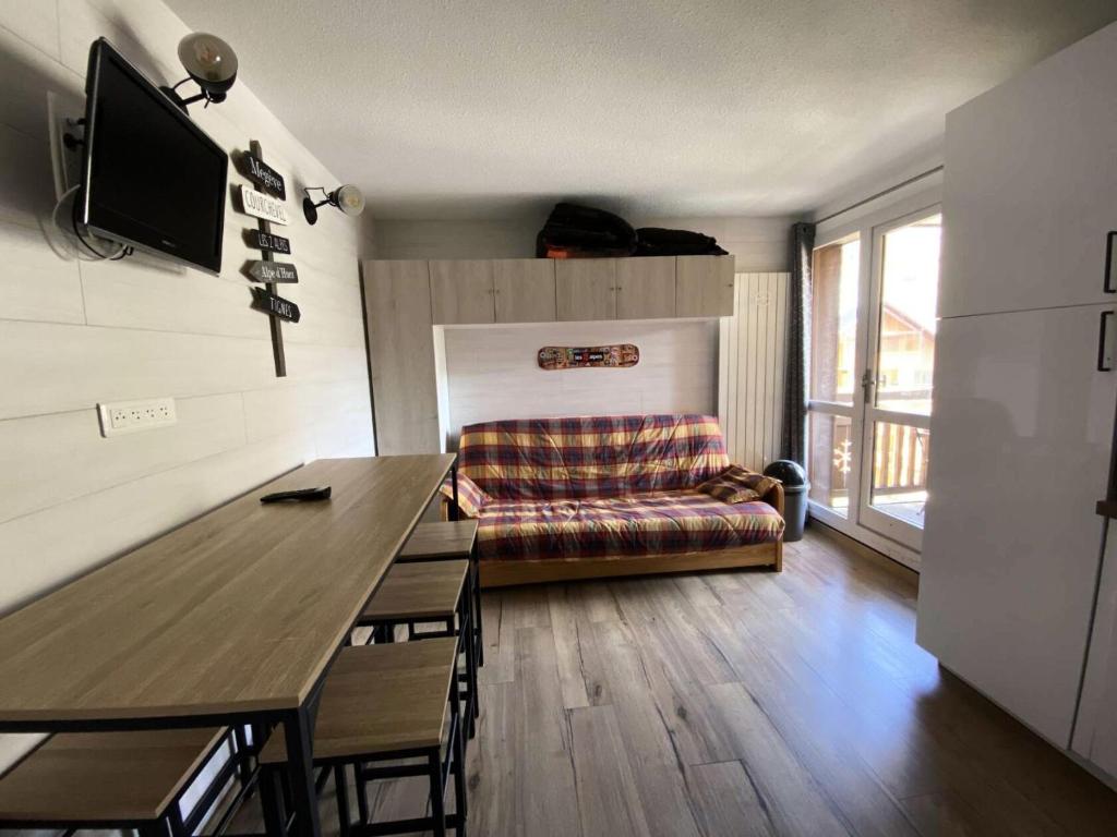 un salon avec un canapé et une table dans l'établissement Résidence Apheratz - Magnifique studio cosy sur les hauteurs de la station des Deux Alpes MAE-3771, à Vénosc