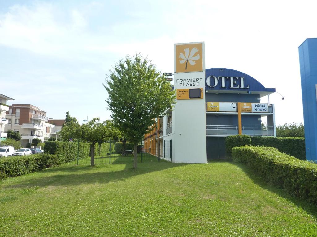 een gebouw met een bord aan de zijkant bij Premiere Classe Strasbourg Ouest in Straatsburg