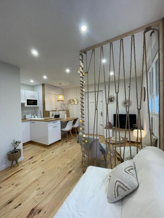 Cet appartement comprend une chambre avec un lit, une cuisine et une salle à manger. dans l'établissement Rayon de soleil, à Palavas-les-Flots