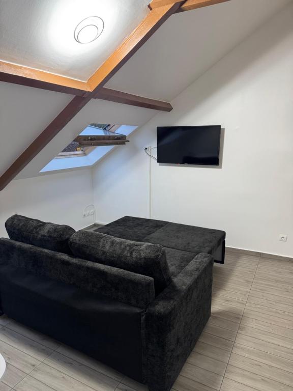 un salon avec un canapé et une télévision à écran plat dans l'établissement Appartement K, RESIDENCE DU RENOUVEAU, Stade de France, idéal pour 6 pers, à Saint-Denis