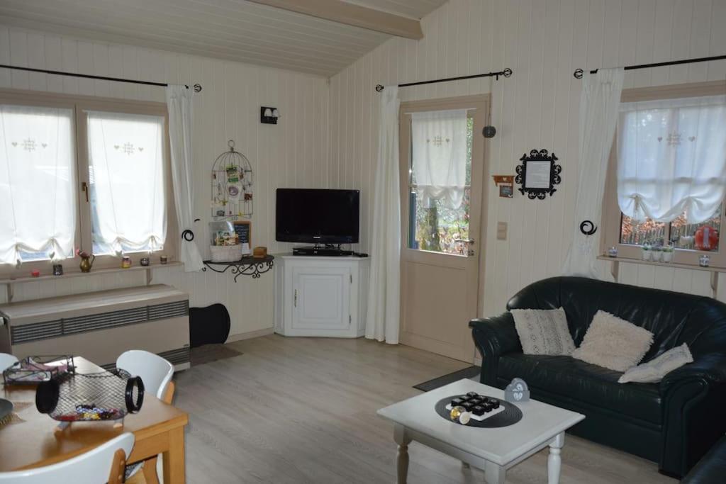 TV a/nebo společenská místnost v ubytování Chalet de Papitou , situé dans un coin de paradis