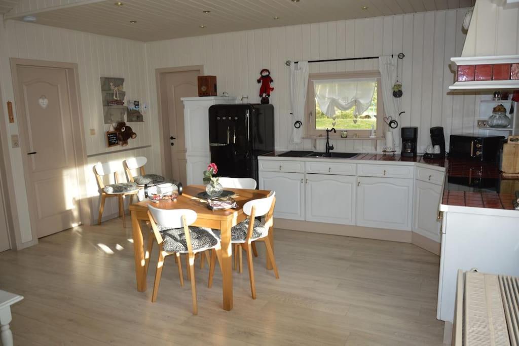 Kuchyň nebo kuchyňský kout v ubytování Chalet de Papitou , situé dans un coin de paradis