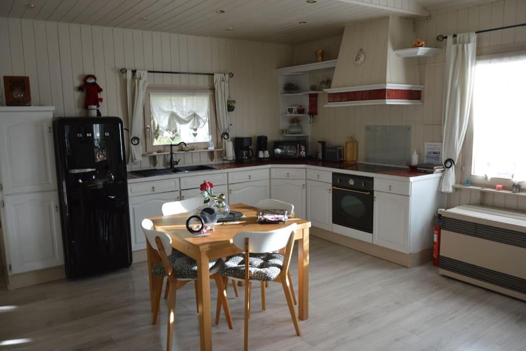Kuchyň nebo kuchyňský kout v ubytování Chalet de Papitou , situé dans un coin de paradis