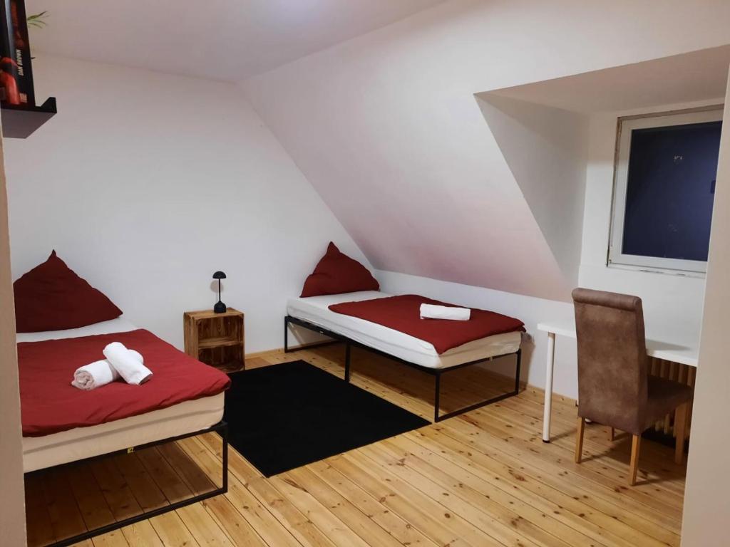 Habitación con 2 camas, escritorio y ventana. en BerlinDreams R144, en Berlín