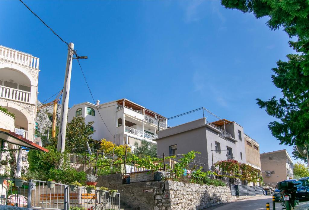 un grupo de edificios al lado de una calle en Apartments Ozren, en Omiš