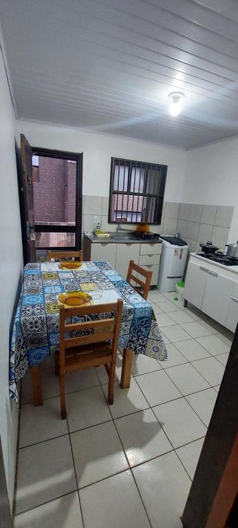 Η κουζίνα ή μικρή κουζίνα στο Apartamento 100m da Praia, próximo a plataforma