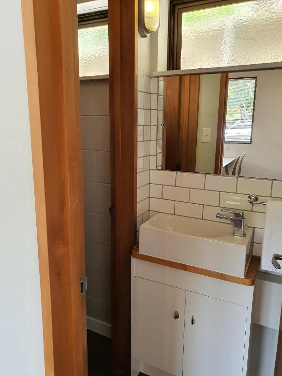 Beautiful Apartment Surrounded by Native Bush - Resim 24