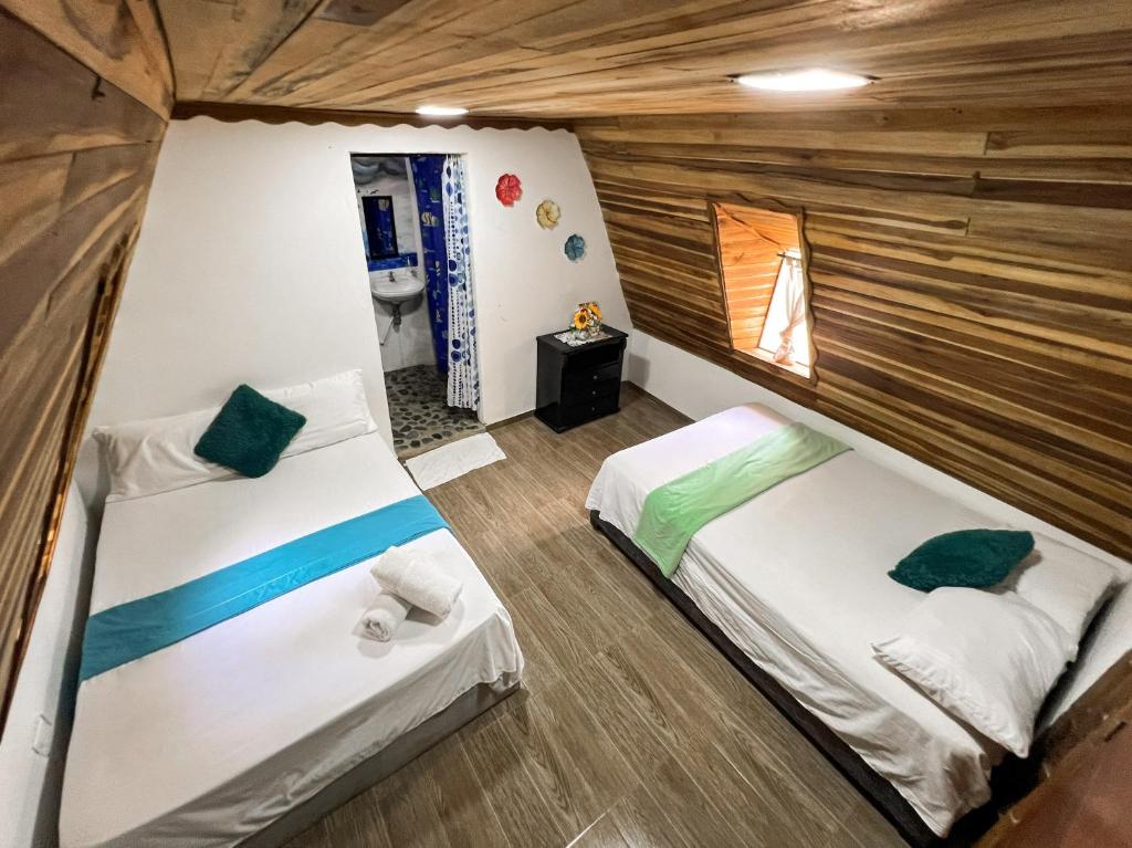 埃尔扎伊诺Eco Hotel Amanecer Tayrona的帐篷里有两张床的房间