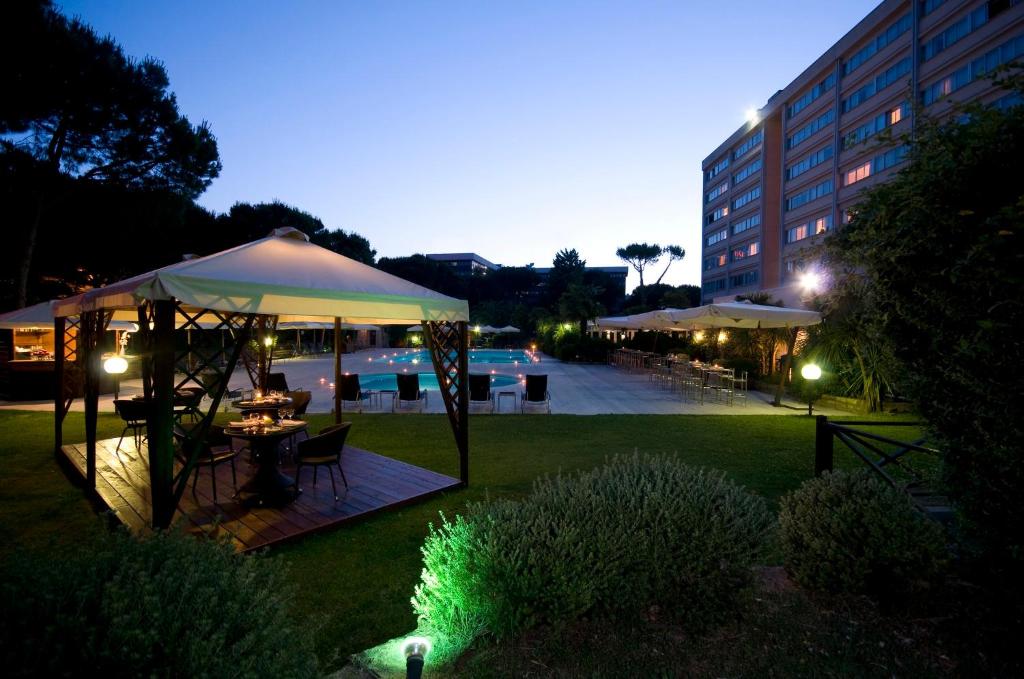 Bazén v ubytovaní Holiday Inn Rome - Eur Parco Dei Medici by IHG alebo v jeho blízkosti