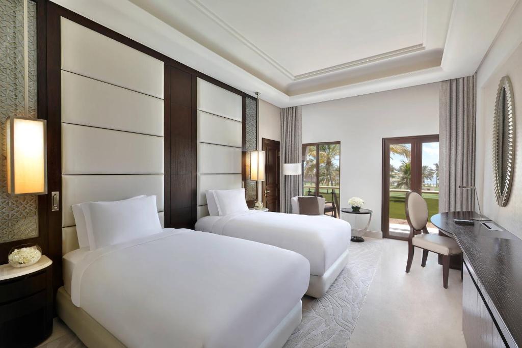 Postel nebo postele na pokoji v ubytování Al Bustan Palace, a Ritz-Carlton Hotel