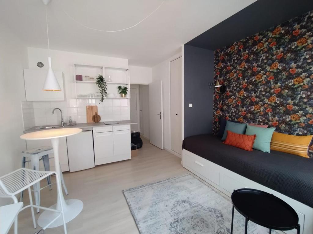 Cette petite chambre comprend un lit et une cuisine. dans l'établissement Le pur chic - Strasbourg centre, à Strasbourg