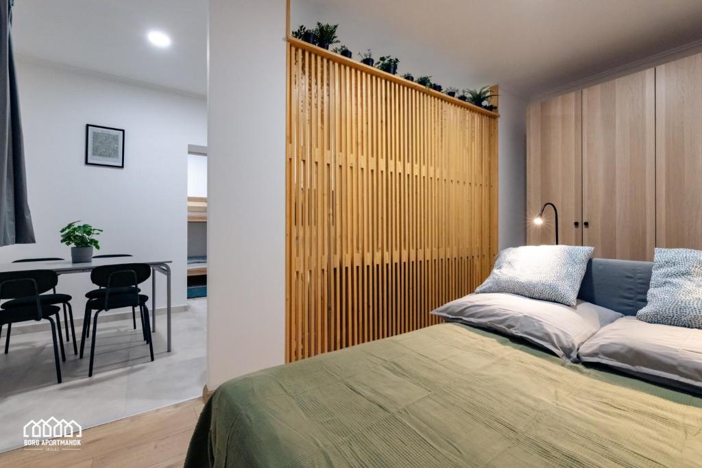 Postel nebo postele na pokoji v ubytování BORG Apartmanok