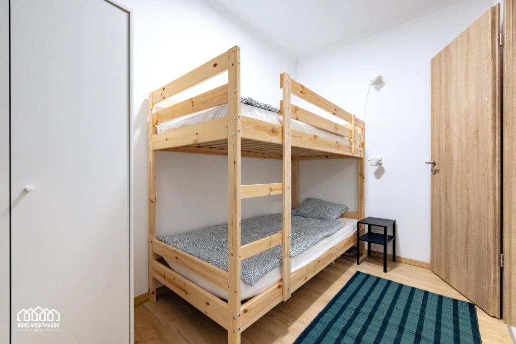 Postel nebo postele na pokoji v ubytování BORG Apartmanok