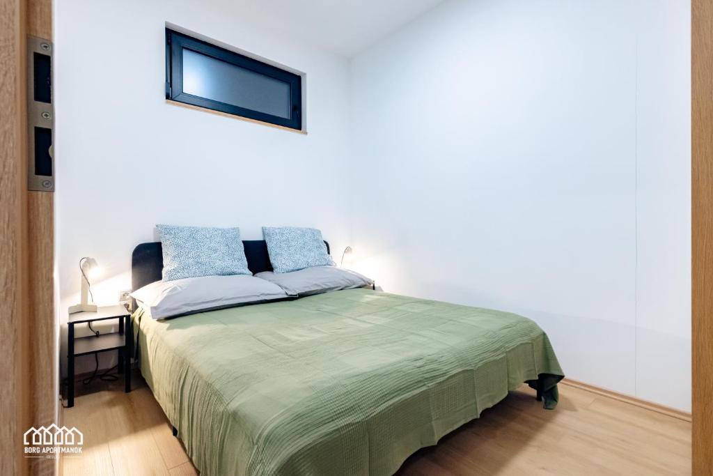 Postel nebo postele na pokoji v ubytování BORG Apartmanok