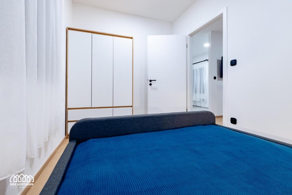Postel nebo postele na pokoji v ubytování BORG Apartmanok