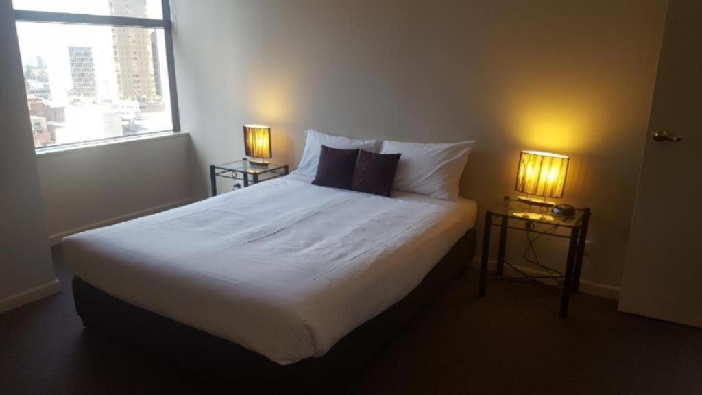 Postel nebo postele na pokoji v ubytování Melbourne CBD Central Apartment Hotel Official