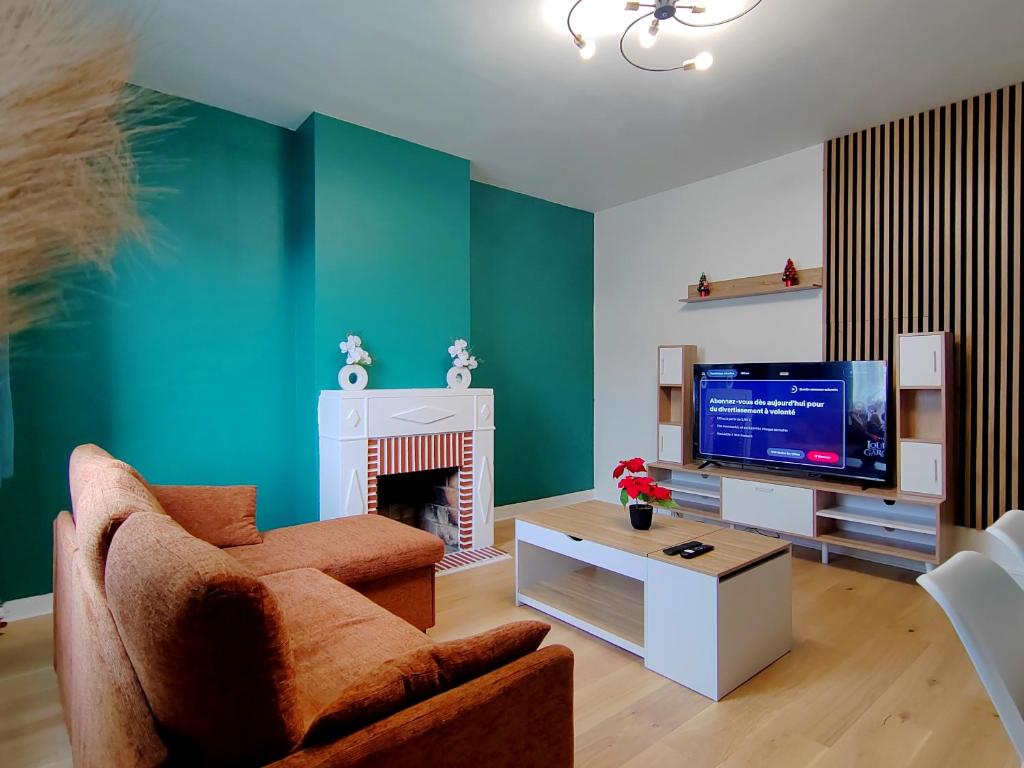 TV a/nebo společenská místnost v ubytování Appartement en centre ville - 5 min de la Gare - 62 m2 - 1 à 6 pers