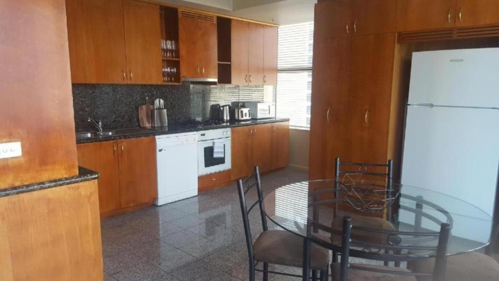 Kuchyň nebo kuchyňský kout v ubytování Melbourne CBD Central Apartment Hotel Official