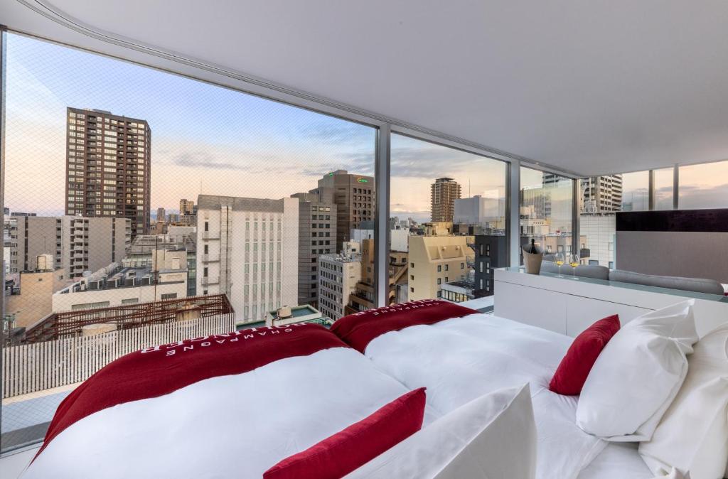 Postel nebo postele na pokoji v ubytování CUVEE J2 HOTEL OSAKA by Onko Chishin