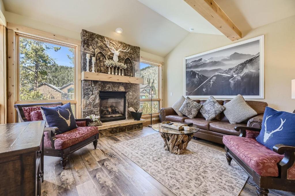 ein Wohnzimmer mit Couch und Kamin in der Unterkunft 6507 Settlers Creek Townhomes townhouse in Keystone