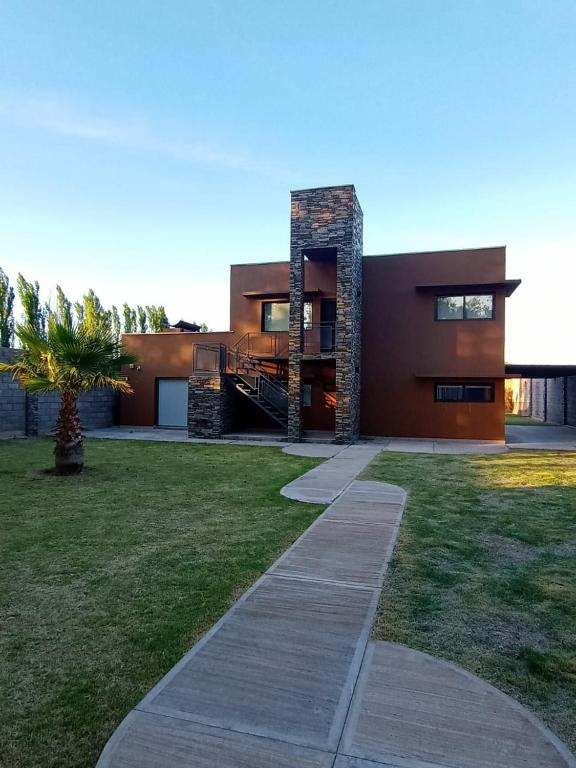 una casa con una pasarela delante de ella en AIRE MALBEC - Complejo de departamentos, en San Rafael