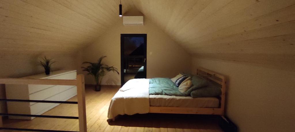 En eller flere senge i et værelse på Kotlina Kłodzka Pod Brzozami