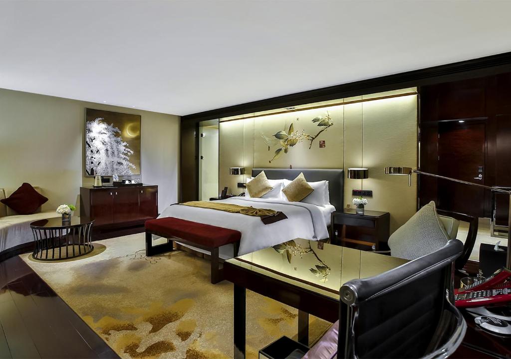 Crowne Plaza Chengdu Panda Garden by IHG - One-Bedroom Suite With Living And Dining Area